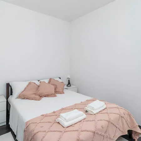 2 Bedroom Beautiful In Holiday home Banjol