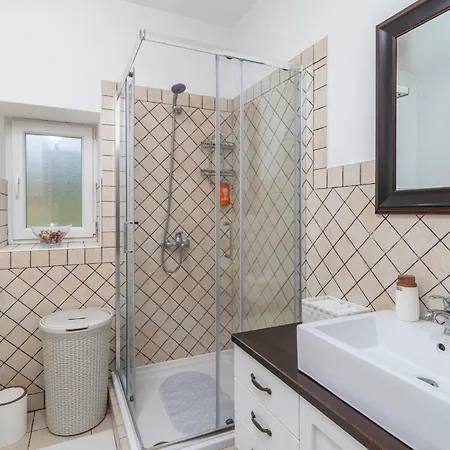 2 Bedroom Beautiful In Holiday home Banjol