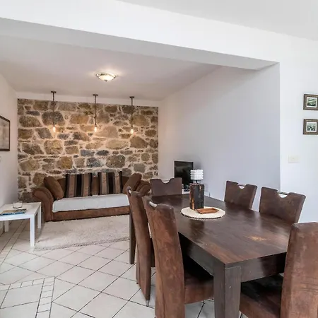 Сasa de vacaciones 2 Bedroom Beautiful In *